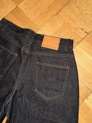 Mörkblå jeans från Acne Studios - Storlek 30 runt midjan dock är passformen runt benen bred
