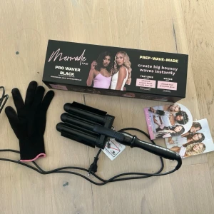Mermade Hair Pro Waver 32mm black  - Är helt ny, endast testad en gång. Kartong och instruktionsbok samt värmeskyddande handske medföljer. Mermade Pro Waver Black är en svart hårstyler med tre cylindrar som skapar stora, böljande vågor i håret. . 