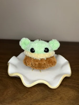 Virkad nyckelring baby yoda - Virkad baby yoda nyckelring, cirka 5 cm hög☺️ 