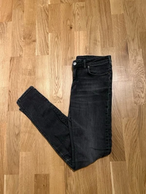 Acne Studios Jeans - Acne Studios Jeans för män, modellen är blå konst. Plagget är i storlek W27/L34 och är nyskick utan några skador/slitage. Hör av dig vid intresse/frågor. PRIS KAN DISKUTERAS! 