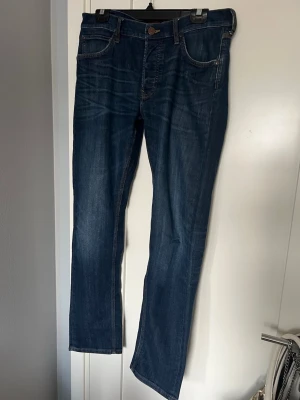  Mörkblå jeans från Lee  -  Jeansen har rak passform och är i princip i nyskick. Skriv till mig om ni har några funderingar 