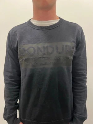 Dondup tröja  - Säljer denna feta tröja från det populära märket Dondup. Tröjan har perfekt passform och säljs till ett riktigt bra pris. Nypris:1500kr, vårt pris: 899 