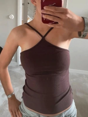 Brun topp - Brun topp med ”korsande” band 🩷