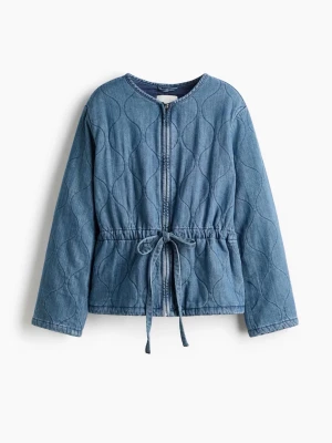 Blå quiltad jeansjacka HELT NY - Säljer en blå quiltad jeansjacka med rund halsringning och dragkedja framtill. Jackan har ett knytband i midjan för justerbar passform och ett vågigt mönster i tyget. HELT NY MED PRISLAPP🥰🥰