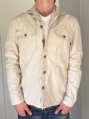 East West Overshirt - East West Overshirt | färg: beige/vit | storlek: M | nypris: 800kr