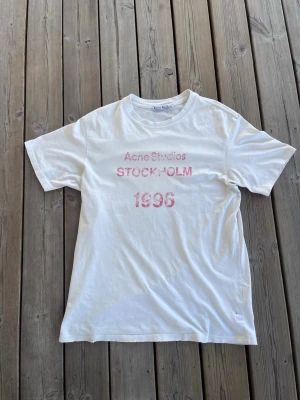 Vit Acne Studios t-shirt med tryck - Vit t-shirt från Acne Studios. Nypris 3500kr. 