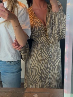 Adoore klänning - Säljer min fina adoore klänning ja köpte våren 2025. Använd fåtal gånger, inga defekter🩷skriv privat för fler bilder om önskas! 