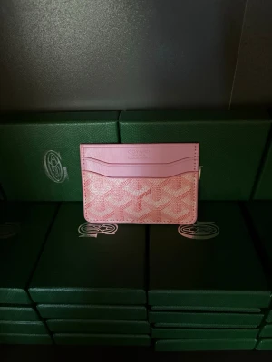 Gooyard Plånbok - Säljer denna plånbok i bästa kvalitet helt ny,finns i olika färger.bara skriva om ni undrar eller vill ha mer information eller bilder.Skickar med en gåva vid köp🙏