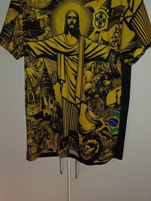 Svart och gul jersey brazil - Säljer den pågrund av att den är för liten och den är i storlek M men passar också M
