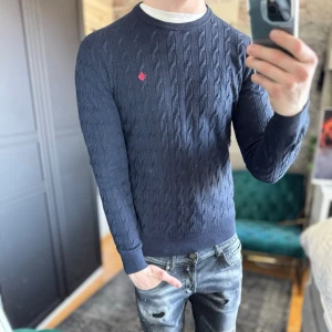 Merinoull kabelstickad tröja - Mycket bra skick, inga defekter! Passar dig som är mellan 170-180cm ungefär. Storlek L men sitter som M. Modellen är 185 cm, 75kg. Passar bra nu till våren! Skriv för mer information!🤝