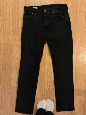 Levi’s Premium 511 Slim fit - Säljer min killes super snygga Levi’s Premium 511 i svart denim, storlek W31 L32. 🌷  Slim fit modell med snygg passform. Funkar till både vardag och mer uppklätt.  Dom är i mycket bra skick.