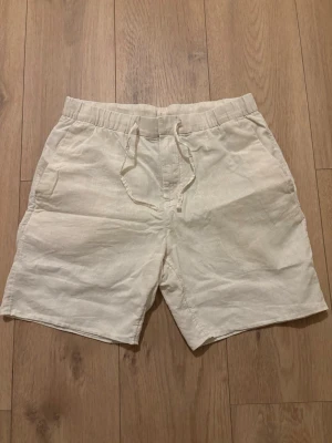 Beiga linneshorts - Säljer ett par beiga shorts i linne. De är lite kortare  men passar xs samt liten s, väldigt bra skick