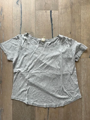 Grå basic t-shirt från H&M - En enkel och mjuk grå t-shirt från H&M Basics. Perfekt basplagg till jeans🤌🏼☀️