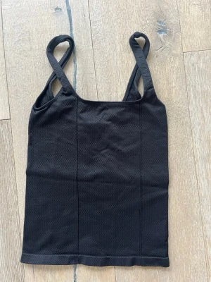 Svart träningstopp från Aim'n - Säljer en svart träningsstopp💗☀️