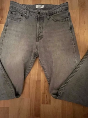 Grå raka jeans från J&J - Säljer ett par gråa raka jeans från j & j. Har legat i garderoben i ett tag nu och har inte använt de så mycket!