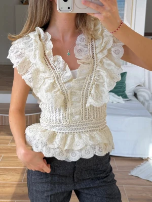 Figursydd volangtopp  - Storlek S/M, dock känns den mer som en XS/S. Skickas inom 24h. Se liknande plagg i min profil! 