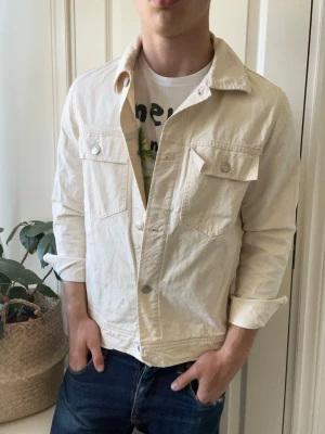 Samsoe samsoe overshirt  - Samsoe samsoe jeans overshirt, Inga defekter! Modellen i bilderna är 180 cm 75 kg och bär Storlek S , Kom med frågor! 🌟 (Kan gå ned i pris vid köp av paket 😉) 