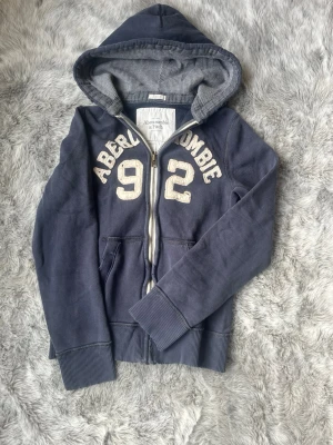 Abercrombie & Fitch hoodie - Säljer denna sällsynta och mycket eftertraktade Abercrombie & Fitch hoodie | Storlek S | Skick 8/10 | Vid eventuella frågor hör gärna av dig och erbjuder bra pris vid köp av bundle 😁✅
