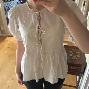 Vit blus - Säljer den här super fina vita blusen från pieces! Det finns ett litet hål ovanför bysten på vänster sida (bild 2), den va så när jag fick den, men man tänker inte på den när man har på sig den!💞