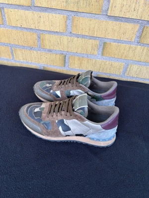 Valentino garavani  - Valentino Rockrunners · Skick: 7/10 (lite repor där framme) · Storlek: 41 · äkta · Skriv vid frågor 🤝