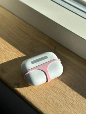 Mjukrosa Thong-skydd (AirPods Pro 3) - Söker du en rolig present? Detta ljusrosa string-fodral är både gulligt och helkul. Passar endast AirPods Pro 3. Enkel att trä på och sitter säkert på plats tack vare precisionen i utskriften. • Färg: Pastellrosa. • Material: Miljövänlig PLA-plast. • Notera: För andra modeller, vänligen se mina övriga annonser eller skicka ett meddelande!