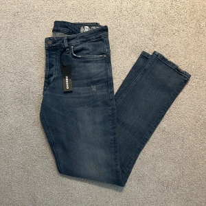 Diesel jeans - Säljer nu dessa feta diesel jeans i storlek 32/34. Jeansen passar mig som är ungefär 180cm men passar även kortare och längre. Dom är helt oanvända och helt nya. Nypris ligger runt 1300kr, priset går att diskutera så tveka inte på att höra av dig💯