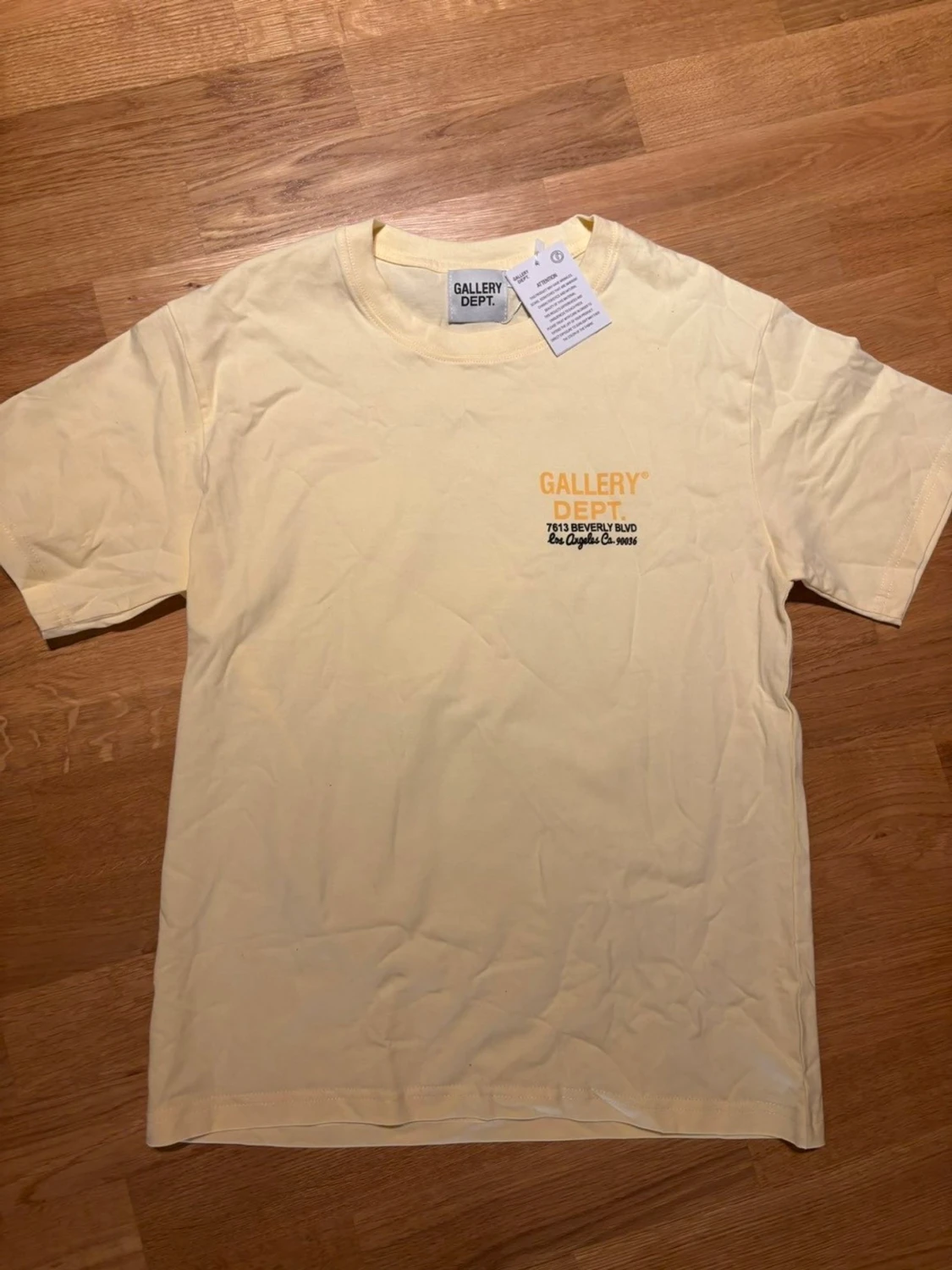 Gul t-shirt från Gallery Dept storlek S