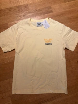 Gul t-shirt från Gallery Dept storlek S - Säljer en ljusgul t-shirt Gallery Dept storlek S fraktar samma dag eller dagen efter