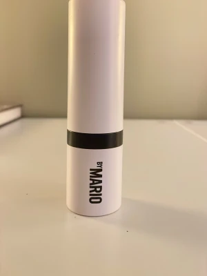 By Mario contour  - Contour stick från By Mario i nyansen Fair. Perfekt för att skapa en naturlig snatched look och ger definition i ansiktet.