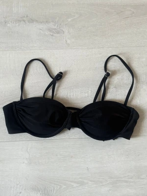 Bikini bh - Svart bikini bh i Stl Xs, vadderad, knytning i bak, oanvänd, underdel finns