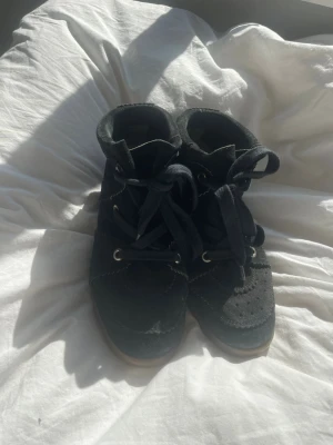 Isabel Marant Bobby - Säljer mina Isabel Marant Bobby kilklackar på grund av att de inte passar mig längre💞De köptes för 2300kr så priset går att diskuteras lite men jag har använt de tre gånger💞Kontakta vid intresse!!