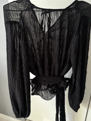 Blus - Svart blus i Stl S, ginatricot, knytning runt midjan, använd en gång, passar Xs-S, 489 nypris