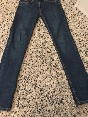 Mörkblå skinny jeans från Only - Säljer ett par mörkblå slim/skinny jeans från garcia med klassisk femficksdesign och smala ben. Jeansen har kontrastsömmar och är tillverkade i stretchigt denimtyg för en bekväm passform. Perfekta till alla dina favoritoutfits! Nypris: 650