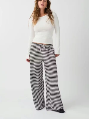 Randiga vida loungewear-byxor - Säljer ett par superbekväma loungewear-byxor med svartvita horisontella ränder och breda ben från gina tricot💖