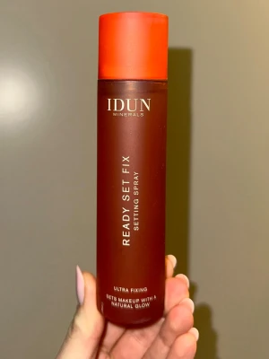 IDUN Minerals Ready Set Fix Setting Spray - Face mist från IDUN Minerals orange. Använt 5 spray annars ny. Nu 299kr