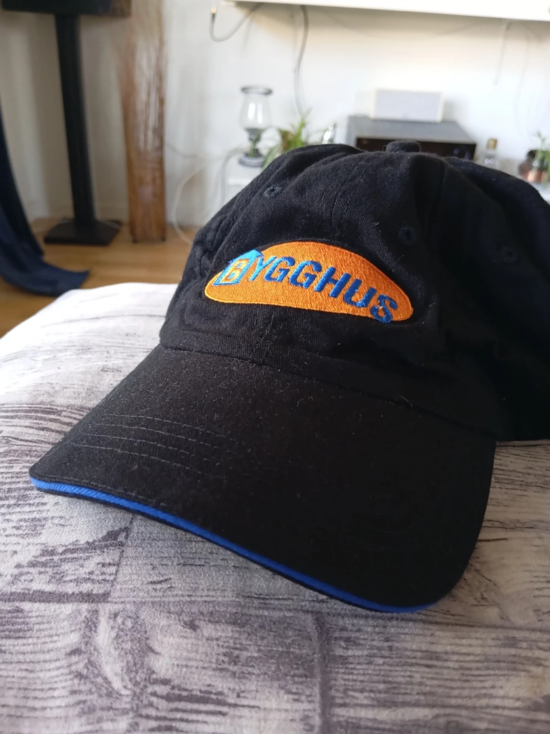 Ny Svart keps med BYGGHUS brodyr