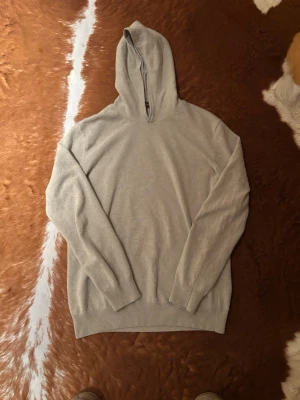 Oscar Jacobson merinoull  - Beige hoodie i merinoull från Oscar Jacobson. Storlek L men sitter mer som en M. Inga defekter skriv vid minsta fundering!