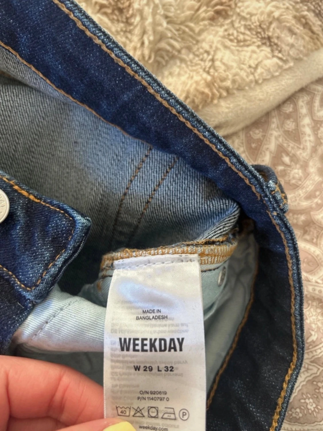 Mörkblå bootcut jeans från Weekday - 3