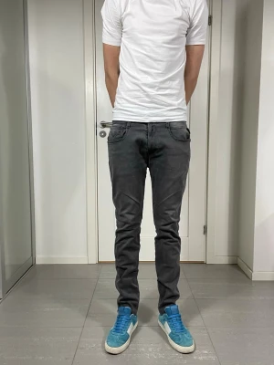 Replay Anbass Jeans  - Säljer nu dessa Replay Anbass Jeans i fint skick bortsett från ett mindre slitage, W32 o L32, skriv för fler bilder/frågor🙌🏼