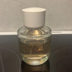 Zara Gourmand Addict parfym  - Gourmand Addict parfym från Zara. 90 ml från början men använd enligt bild!