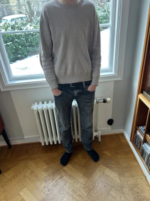 Beige tröja - Säljer nu en beige tröja från Zara som sitter perfekt om man vanligtvis bär storlek medium. Den är perfekt för våren/sommaren.Hör av dig vid frågor eller funderingar!