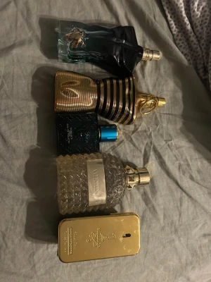 Mix av exklusiva herrparfymer - Jean Paul Gaultier le beau le parfume 800kr Jean Paul Gaultier le male elexir 850kr Valentino gold 700kr  Paco rabanne one million 450kr Vercase Eros 450kr. Säljer dom här unika parfymerna för att jag har för många, alla har mycket parfym kvar i flaskan, pris går självklart att diskutera