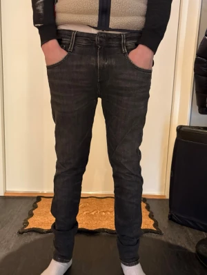 REPLAY - Snygga REPLAY jeans med en lagning som syns på de två sista bilderna annars är det som nya. Waist 29 och length 32. Priset kan diskuteras.
