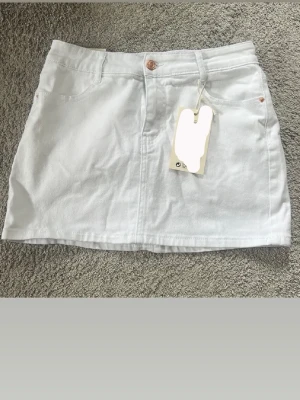 Vit jeanskjol - Säljer både svart och vit från missäy, storlek 34 