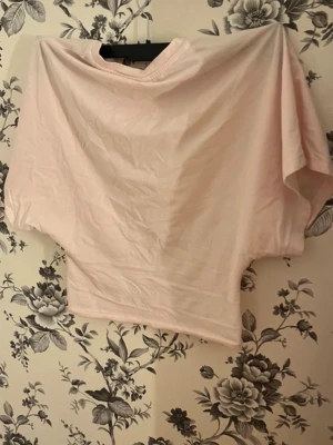 Ljusrosa t shirt - Jättefin ljusrosa t shirt perfekt till sommaren!!