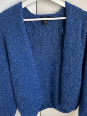 Blå kofta från Lindex - Jag säljer denna mörkblå kofta från Lindex då jag aldrig har använt den pga jag inte gillat färgen. Skickar gärna fler bilder vid intresse❤️