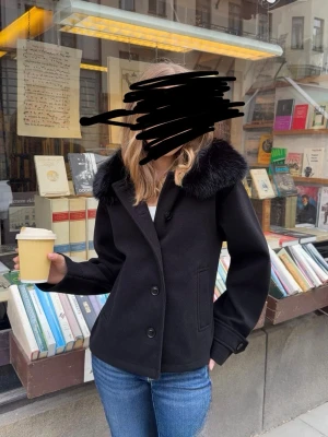 Kappa med pälsluva - Säljer denna populära kappa med pälsluva ifrån gina tricot young 14+! Den är i mycket fint skick! Kan finnas några noppror men inget jag tänkt på! Djur finns i hemmet men rullar alltid av kläderna innan jag postar! Storlek M!