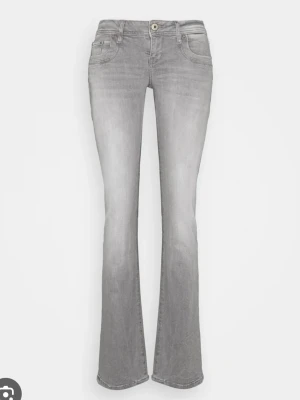 Grå bootcut jeans från LTB - Gråa jeans från LTB i mycket bra skick som jag säljer då de inte kommer till användning🥰storlek W27 L30💞 säljer för 350kr och nypris är 800kr.