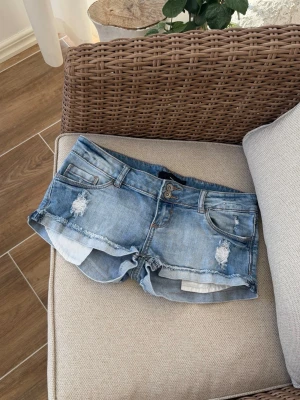 Tally weijl lågmidjade jeansshorts  - Storlek 38 (M). Rakt över midjemått: 39cm. Sista bilden är endast för att visa förväntat passform! Skickas inom 24h. Se liknande plagg i min profil! 