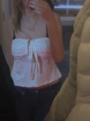 PolkaDot Topp - Säljer en söt bandeau topp i Polkadott mönster 💕Lappen är borta därav vet jag inte var den är ifrån OBS!! fick information av att den tydligen är ifrån shein💗